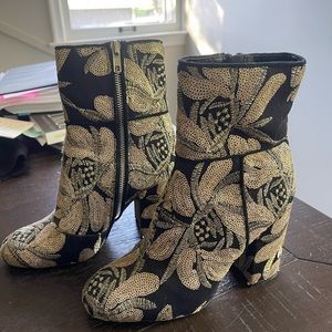 STEVE MADDEN SIZE 6.5 EMBELLISHED BOOTS